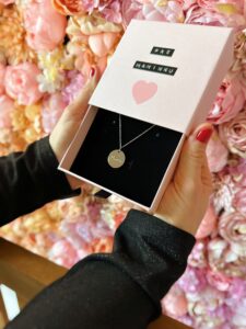 Darčeková krabička so strieborným náhrdelníkom