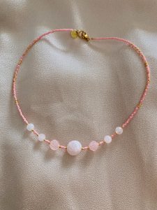 Ruženínový choker na krk